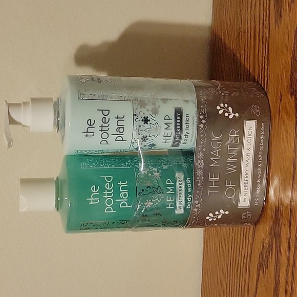 Potted Plant Winterberry Duo Body Wash & Lotion - Picture 1 of 2